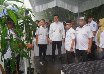 Bupati Jepara tanam mangga kioji dan kelengkeng di pinggir jalan Desa Jinggotan