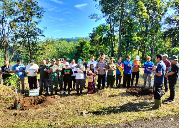 Aksi Jepara Menanam di Batealit, Polri dan Forkopimda tanam pohon bersama warga