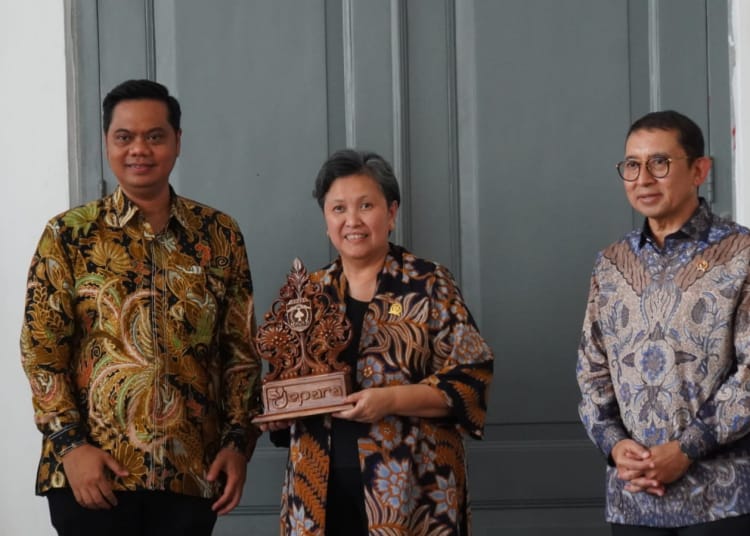 Pembukaan pameran TATAH di Jakarta menampilkan ukir Jepara dan Menteri Kebudayaan Fadli Zon bersama tamu undangan