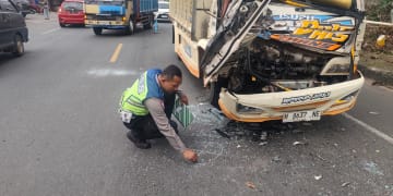 kecelakaan kendaraan di depan SPBU Troso Jepara melibatkan truk dan mobil