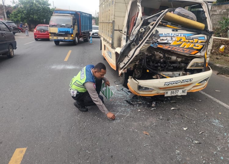kecelakaan kendaraan di depan SPBU Troso Jepara melibatkan truk dan mobil