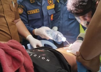 Petugas Damkar evakuasi cincin yang tersangkut pada pria di Pekanbaru, 28 April 2026