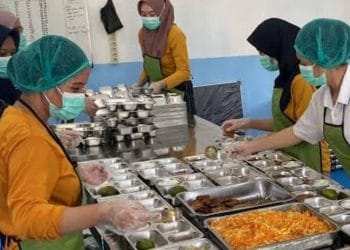 Ilustrasi dapur MBG dan pembagian makanan bergizi