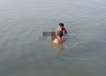 Alt gambar: evakuasi mayat pria misterius di pesisir Kaliwiso Jepara