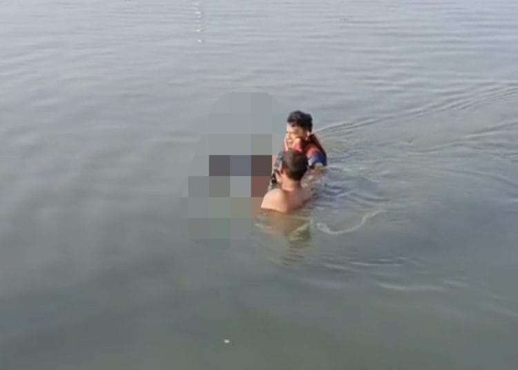 Alt gambar: evakuasi mayat pria misterius di pesisir Kaliwiso Jepara
