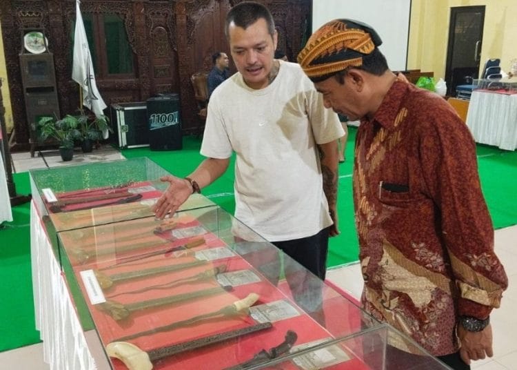 Pameran keris di Museum R.A Kartini Jepara yang menampilkan tosan aji sebagai warisan budaya tanpa unsur mistis