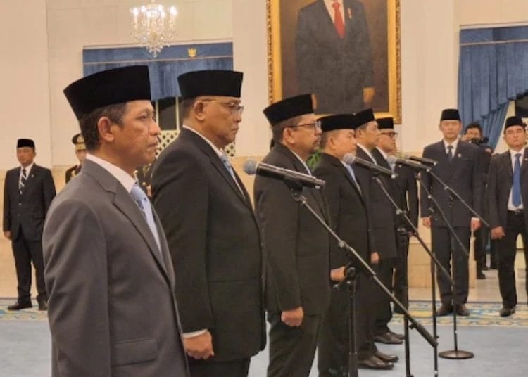Presiden Prabowo Subianto saat melantik pejabat dalam reshuffle kabinet di Istana Negara