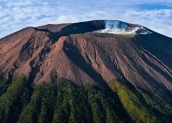 Gunung Slamet dengan aktivitas vulkanik meningkat dan kepulan asap kawah terlihat
