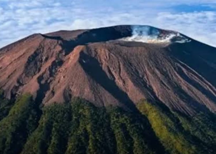 Gunung Slamet dengan aktivitas vulkanik meningkat dan kepulan asap kawah terlihat