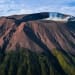 Gunung Slamet dengan aktivitas vulkanik meningkat dan kepulan asap kawah terlihat