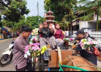 Ribuan warga mengikuti pawai dan arak-arakan Sedekah Bumi Desa Kecapi Jepara 2026 yang berlangsung meriah