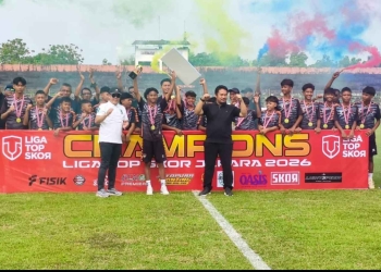 Ketua DPRD Jepara Agus Sutisna bersama pemain LJFA U-14 usai juara Liga Top Skor Zona Jepara 2025