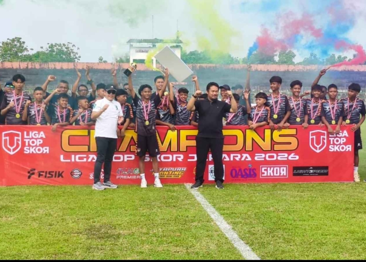 Ketua DPRD Jepara Agus Sutisna bersama pemain LJFA U-14 usai juara Liga Top Skor Zona Jepara 2025