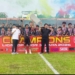 Ketua DPRD Jepara Agus Sutisna bersama pemain LJFA U-14 usai juara Liga Top Skor Zona Jepara 2025