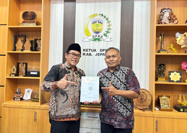 Ketua DPRD Jepara Agus Sutisna saat menerima audiensi seniman Wahyono terkait kereta kencana Ratu Kalinyamat