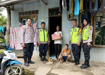 Kondisi rumah Sumberikah di Robayan Jepara yang dihuni 8 jiwa ukuran 3x5 meter didatangi Kapolsek Kalinyamatan