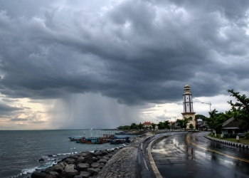 cuaca mendung dan hujan di pesisir Jepara hari ini