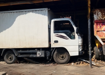 kecelakaan truk box tabrak toyota hiace di mayong jepara