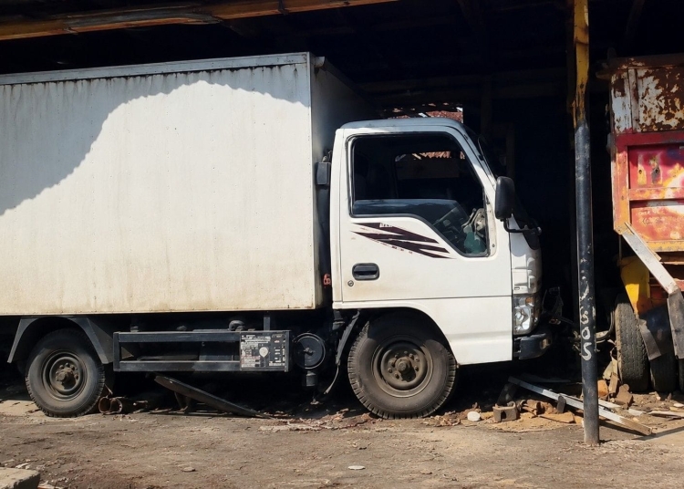 kecelakaan truk box tabrak toyota hiace di mayong jepara
