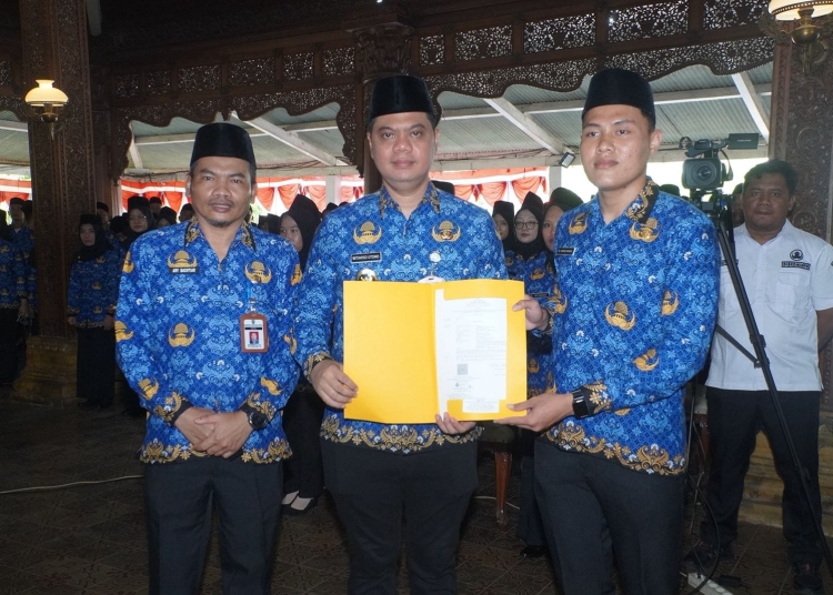 Pelantikan 241 CPNS Jepara menjadi PNS di Pendopo R.A. Kartini oleh Bupati Jepara