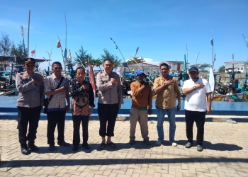 Kapolres Jepara AKBP Hadi Kristanto berdialog bersama nelayan di pesisir Keling Jepara
