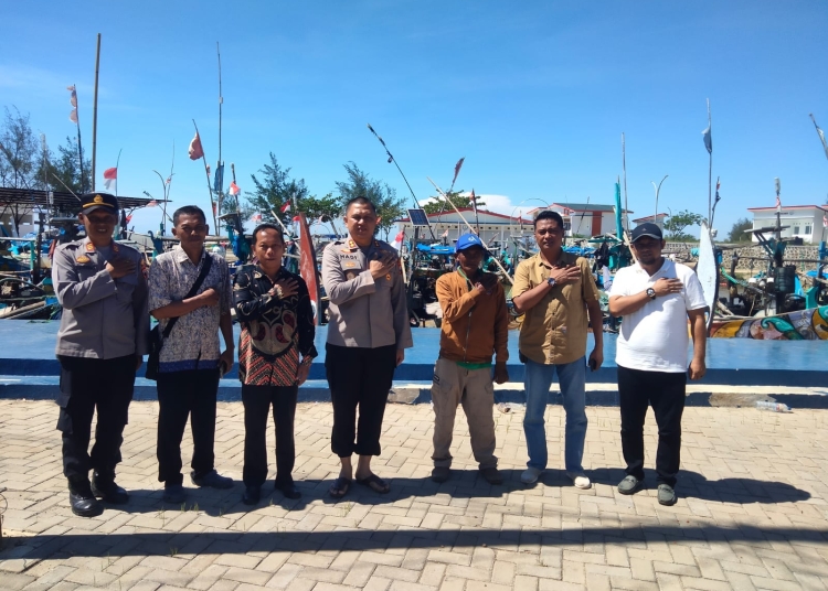Kapolres Jepara AKBP Hadi Kristanto berdialog bersama nelayan di pesisir Keling Jepara