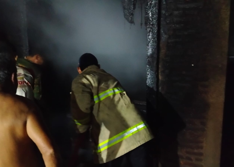 Petugas damkar memadamkan kebakaran oven pengering kayu di Bandengan Jepara