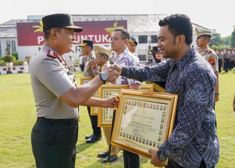 Kapolda Jateng Irjen Pol Ribut Hari Wibowo memberikan penghargaan kepada personel dan mitra berprestasi di Mapolda Jateng