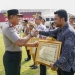 Kapolda Jateng Irjen Pol Ribut Hari Wibowo memberikan penghargaan kepada personel dan mitra berprestasi di Mapolda Jateng