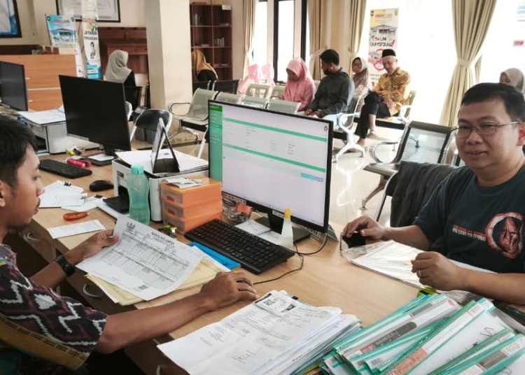 Warga menunjukkan KTP elektronik untuk keperluan administrasi resmi