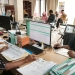 Warga menunjukkan KTP elektronik untuk keperluan administrasi resmi