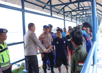 Polres Jepara evakuasi 11 nelayan korban kapal tenggelam KM Sumber Bintang Kejora 02 di Dermaga Kartini