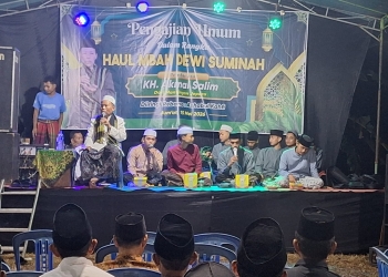 Ratusan warga menghadiri haul Mbah Dewi Suminah di Batealit Jepara dengan suasana khidmat