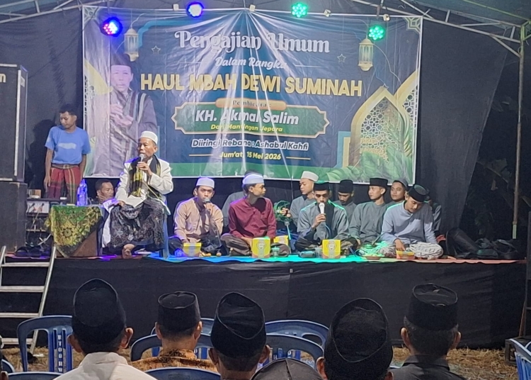 Ratusan warga menghadiri haul Mbah Dewi Suminah di Batealit Jepara dengan suasana khidmat