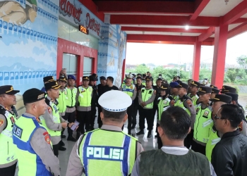 Personel Polres Jepara saat mengamankan pertandingan Persijap vs Borneo FC di Stadion Gelora Bumi Kartini