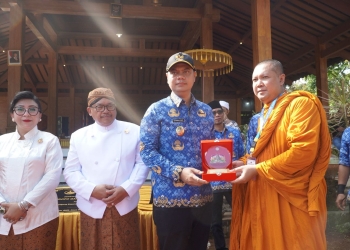 Bhikkhu berjalan kaki dalam perjalanan thudong dari Candi Sima Jepara menuju Candi Sewu