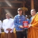 Bhikkhu berjalan kaki dalam perjalanan thudong dari Candi Sima Jepara menuju Candi Sewu