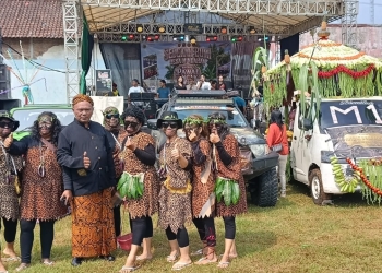 Festival ancak sedekah bumi Desa Mindahan Jepara dengan parade kostum dan arak-arakan warga