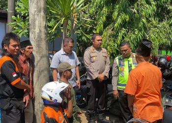 Suasana polisi dan driver ojol ngopi bareng di Jepara dalam acara Polantas Menyapa