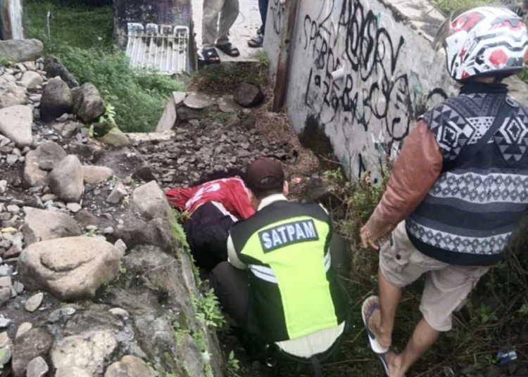 Petugas evakuasi remaja tertabrak kereta api di Bumiayu Brebes