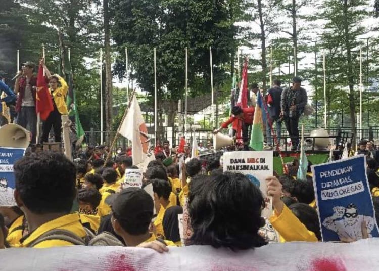 demo mahasiswa sorot mbg di depan kementerian pendidikan jakarta