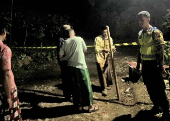 Evakuasi korban kecelakaan di jurang Watu Gambang Desa Tempur Jepara oleh warga dan petugas