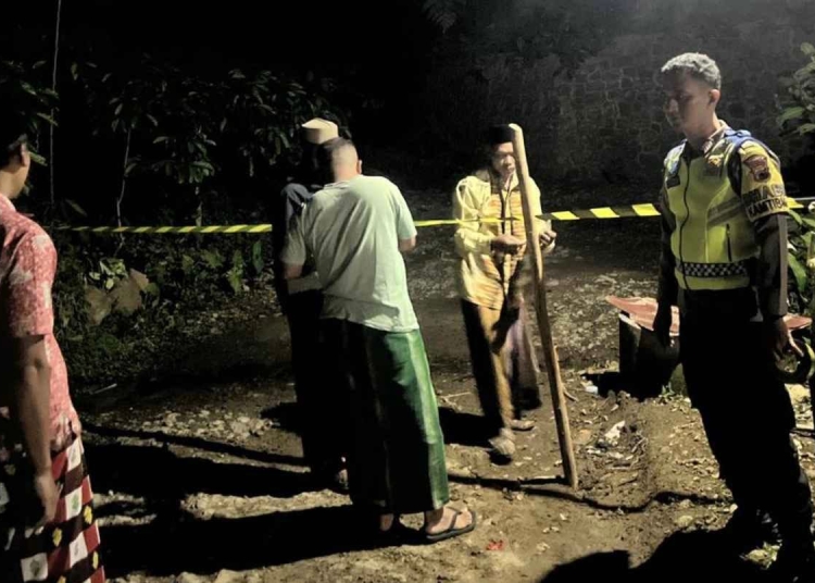 Evakuasi korban kecelakaan di jurang Watu Gambang Desa Tempur Jepara oleh warga dan petugas
