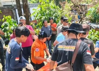 Proses evakuasi warga Kudus yang ditemukan meninggal di dalam rumah oleh petugas gabungan