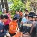 Proses evakuasi warga Kudus yang ditemukan meninggal di dalam rumah oleh petugas gabungan