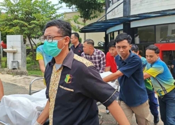 Brigpol Arya Supena saat dievakuasi usai ditembak begal di Bandar Lampung