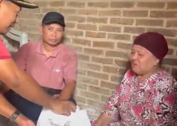 Nenek di Pecangaan Jepara menangis haru usai menerima bantuan setelah video viral di TikTok