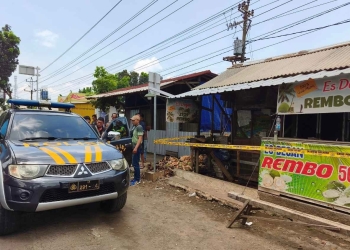 Polisi melakukan olah TKP penusukan pedagang es degan di Mayong Jepara