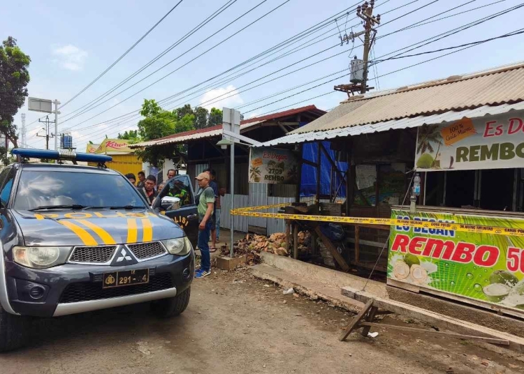 Polisi melakukan olah TKP penusukan pedagang es degan di Mayong Jepara
