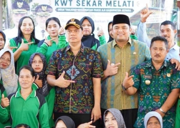 Bupati Jepara Witiarso Utomo meresmikan rumah produksi gula aren Desa Tanjung Pakisaji